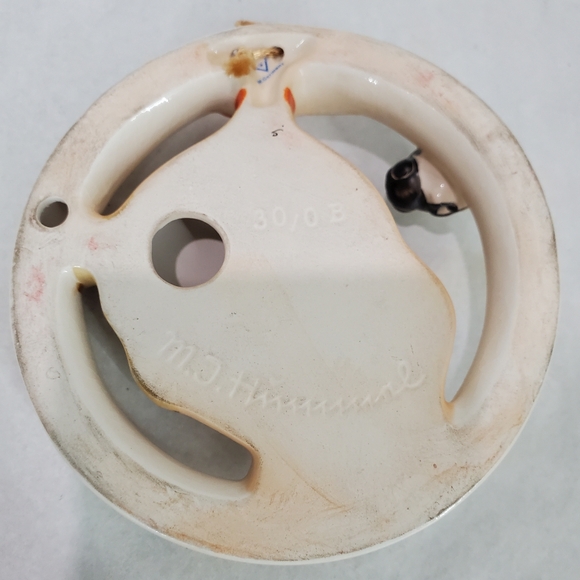 Vintage Hummel Wall Plaque "BA BEE" Girl,  - in GREAT shape!! - Picture 5 of 14